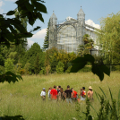 Führung im Botanischen Garten, im Hintergrund Mittelmeergewächshaus 
