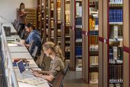 Arbeitsplätze im Magazin der Bibliothek