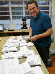 Dr. habil. Robert Lücking bei der Arbeit im Herbar des Amazonasinstitut für wissenschaftliche Forschung SINCHI.