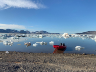 Forschungsexpedition in der Arktis: Am Kongsfjord im Westen von Spitzbergen treiben noch Eisschollen im Wasser.