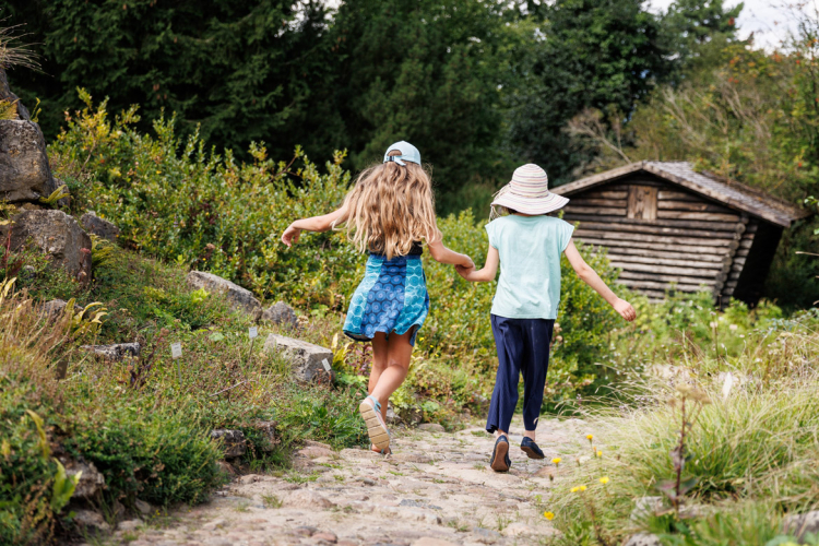 zwei Kinder laufen durch die pflanzengeografische Anlage