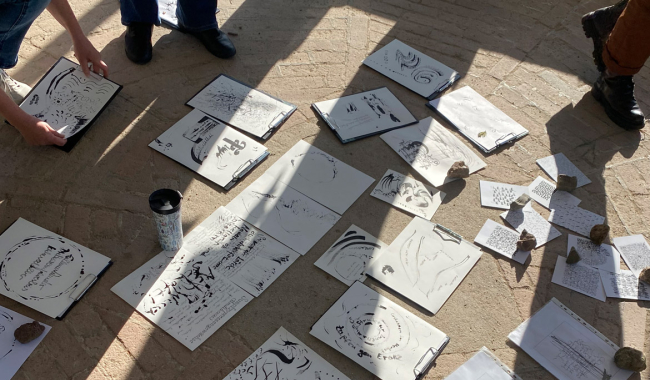 <p>Kalligraphie mit Pflanzen</p>
