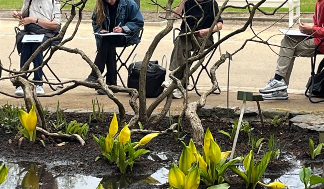 <p>Mehrere Personen mit Klemmbrettern im Garten</p>