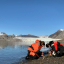 Wissenschaftler*innen entnehmen Biofilm-/Sedimentsproben mit Kieselalgen (Diatomeen) im Flachwasser der Insel Blomstrandhalvøya im Kongsfjord auf Spitzbergen.