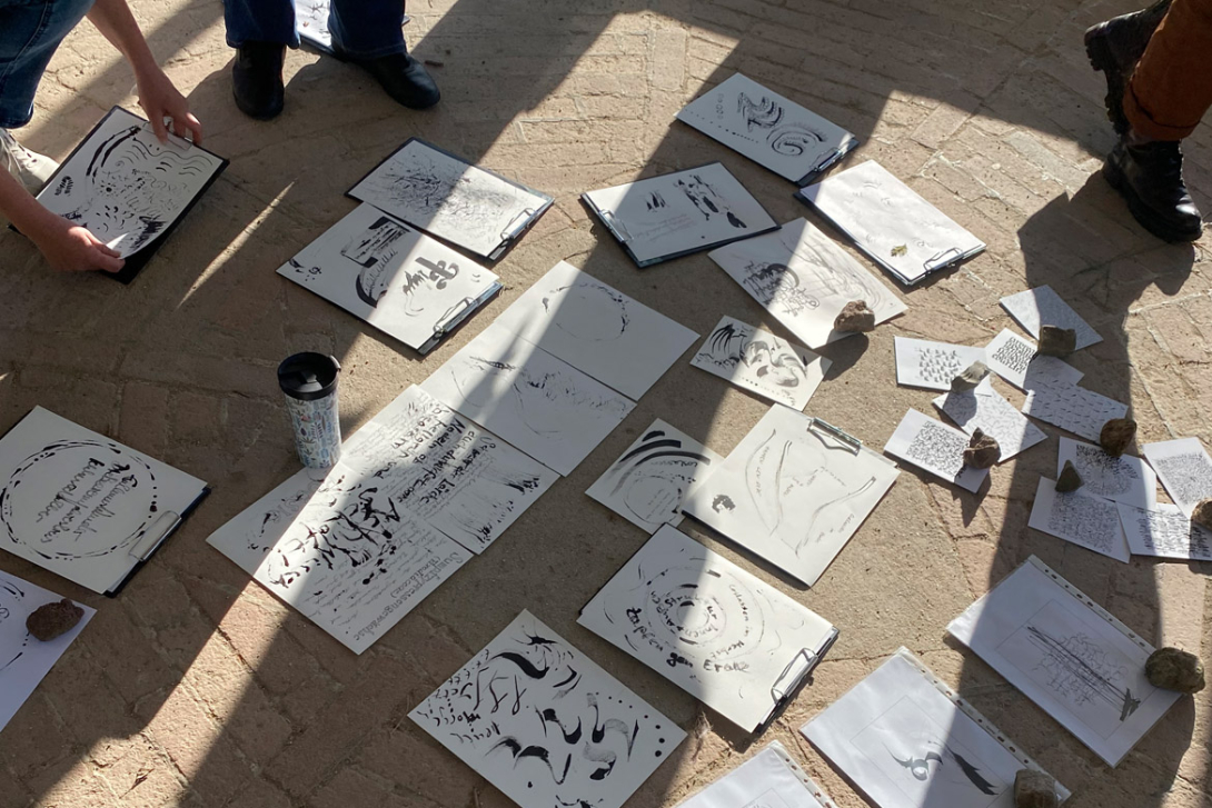 <p>Kalligraphie mit Pflanzen</p>
